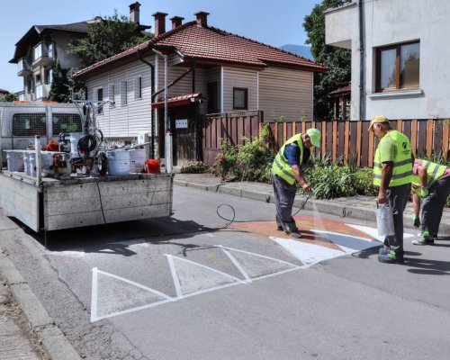 Нова пътна маркировка по уличната мрежа в Банско