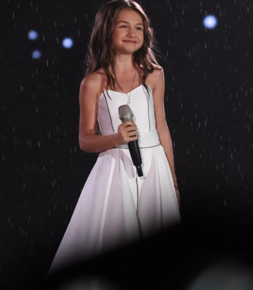 Крисия завърши концерта на Слави пред 70 000 души под дъжда (СНИМКИ)