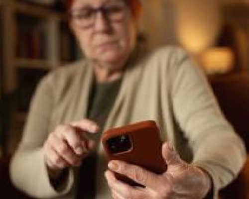 88-годишна жена хвърли 7000 лв. през терасата на ало измамници