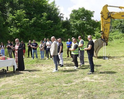 Коритарова инспектира строежа на парк в Крупник и на стадион в Полена