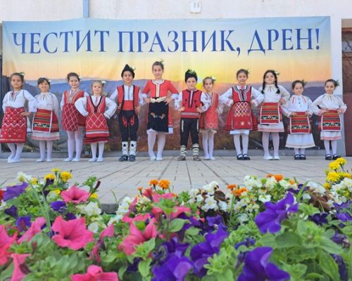 Детските групи от село Баня се окичиха с много награди след участие във фолклорен фестивал