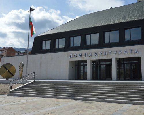 Обновяват площада пред Дом на културата в Гоце Делчев