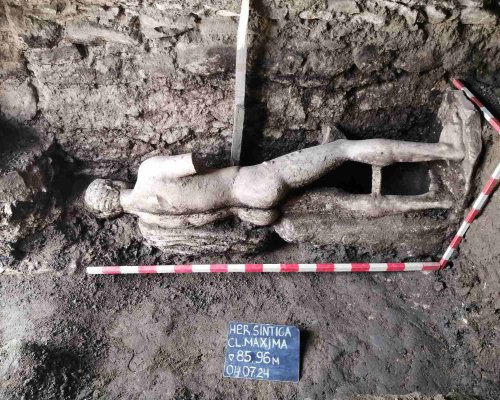 Вдигат с кран уникалната мраморна статуя на Бог Хермес от античния град Хераклея Синтика
