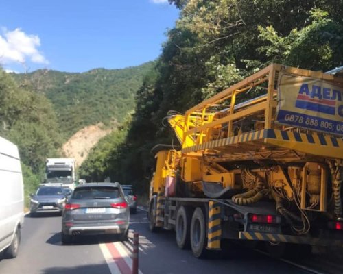 ТИР спука гума в Кресненското дефиле, колоната от автомобили е километрична