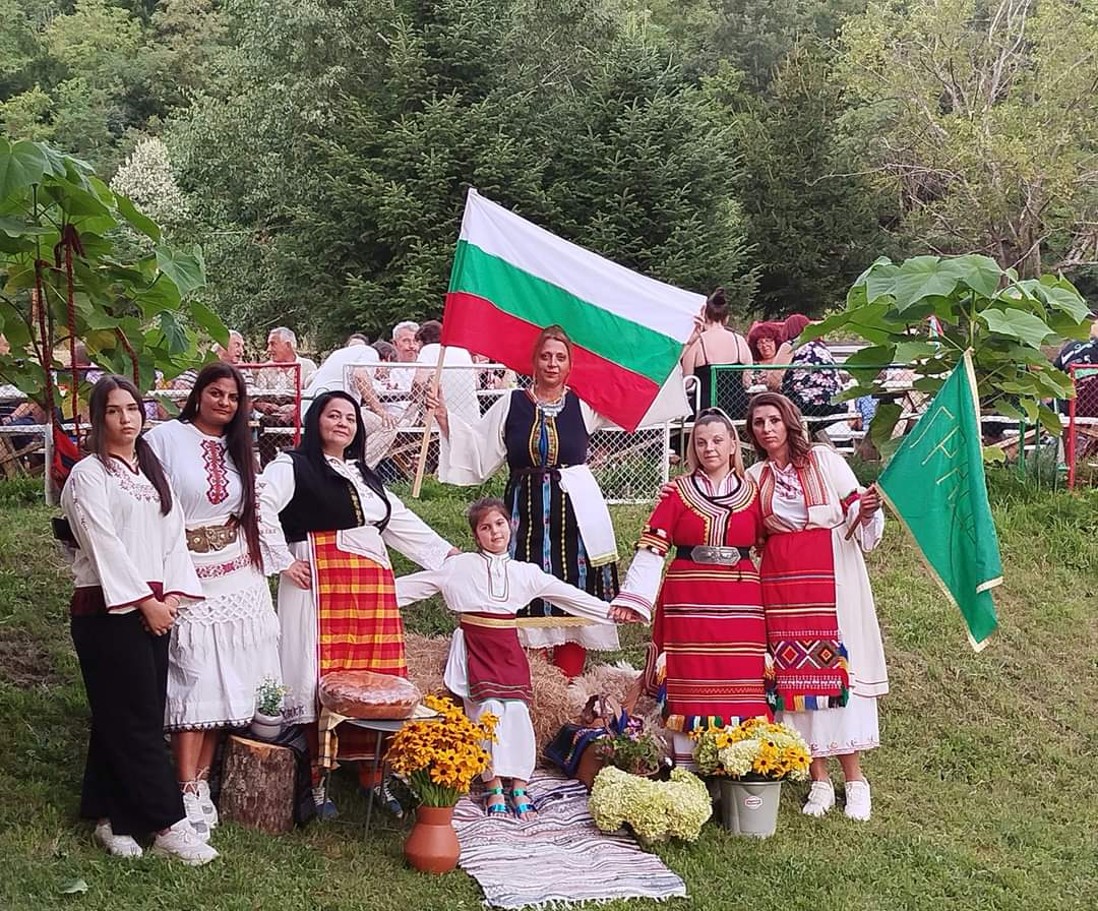 Развети трибагреници и дълги хора на кукерски банкет в село Градево