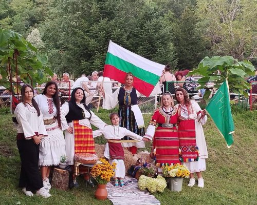 Развети трибагреници и дълги хора на кукерски банкет в село Градево