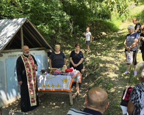Малък параклис носещ името на Света Великомъченица Неделя почете празника с литургия