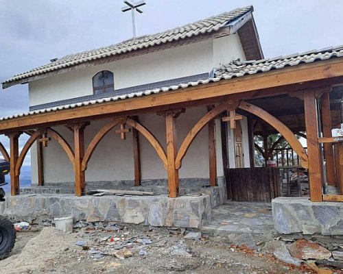 Лекар с клиника в Германия нарисува нови 16 икони за параклиса над село Делчево.