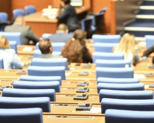 Без дебат: депутатите си гласуваха заплати и служебни коли по време на предизборна кампания