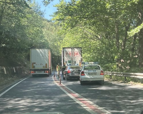 Аварирал ТИР затруднява движението в Кресненското дефиле