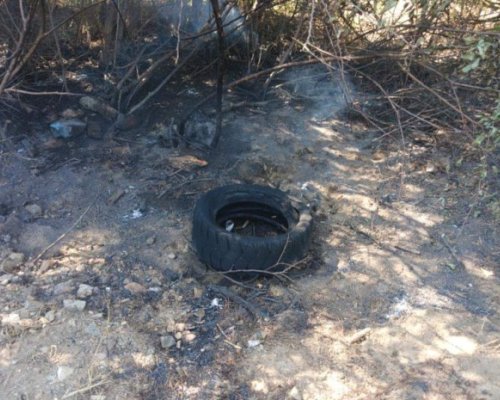 Умишлен палеж на гуми и пластмасови туби покрай новия път между Петрич и село Беласица