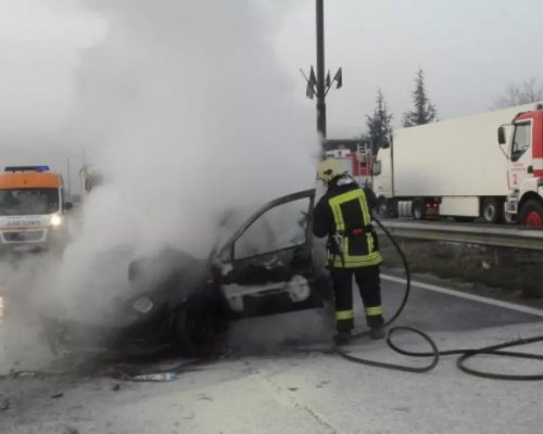 Две коли изгоряха на магистрала Струма