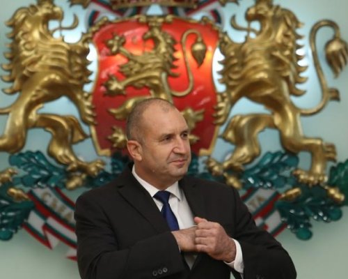 Радев връчва Почетен плакет на държавния глава на националния отбор на България по волейбол за жени