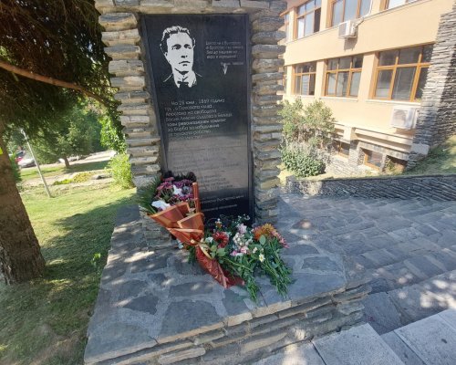 Деца се поклониха пред Апостола на свободата в Белица