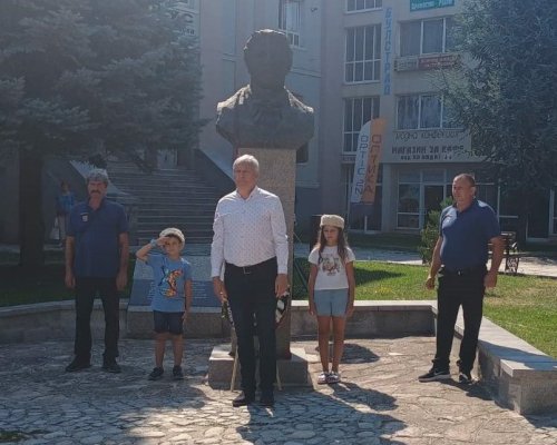 Разлог се поклони, положи венци и цветя пред паметника на Апостола