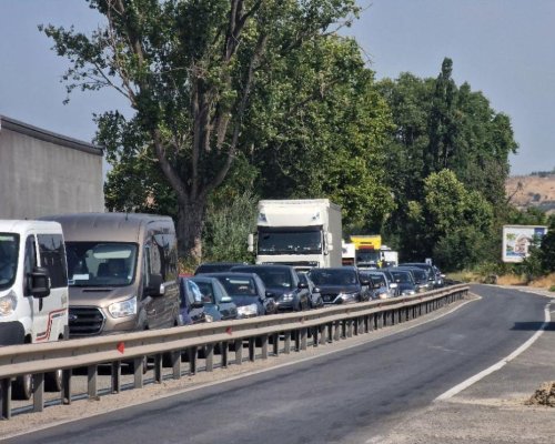 Чакане с часове: Километрична опашка от автомобили на ГКПП  Кулата
