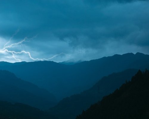 Ударените от мълния мъж и дете са починали