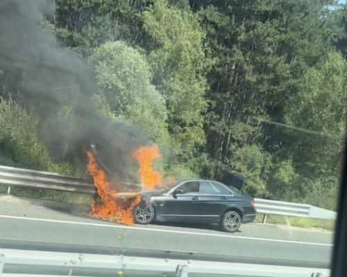 Автомобил избухна в пламъци на АМ Струма в посока Благоевград