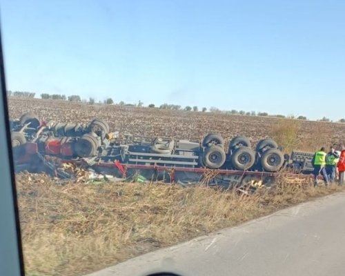 Камион се обърна по таван край село Виногради