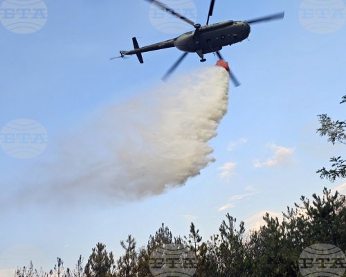 Два хеликоптера и военнослужещи помагат за гасенето на пожара на българо-гръцката граница