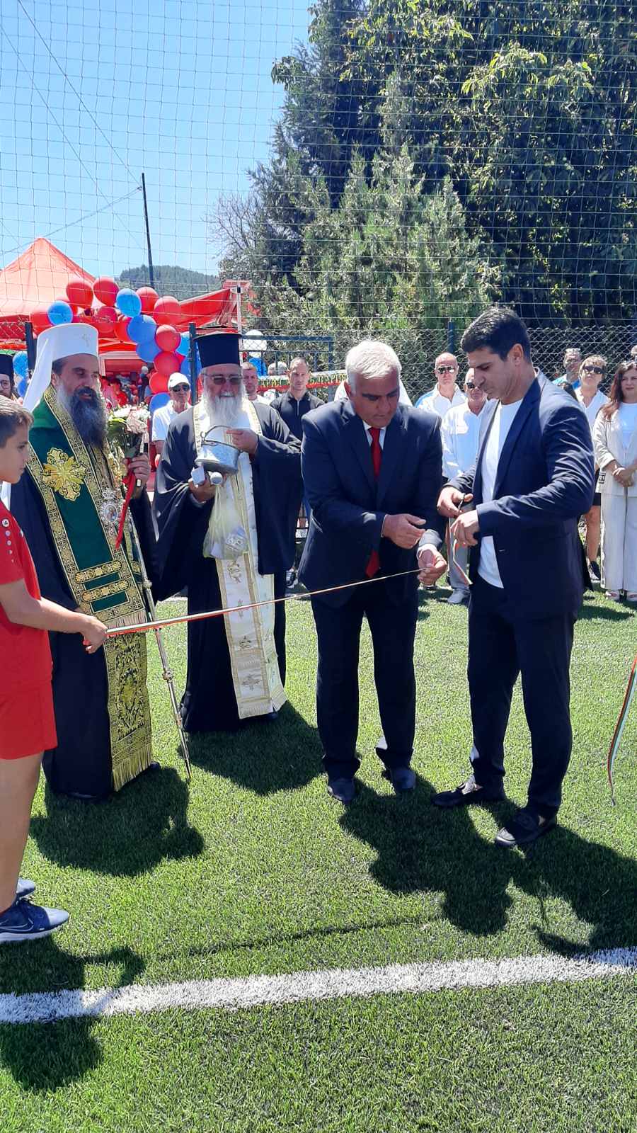 Негово Светейшество Българският патриарх и Софийски митрополит Даниил, президента на БФС Георги Иванов и кмета на Дупница Първан Дангов откриха реновирано футболно игрище Негово Светейшество Българският патриарх и Софийски митрополит Даниил, президента на БФС Георги Иванов и кмета на Дупница Първан Дангов откриха реновирано футболно игрище