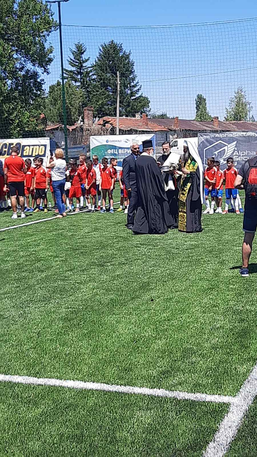 Негово Светейшество Българският патриарх и Софийски митрополит Даниил, президента на БФС Георги Иванов и кмета на Дупница Първан Дангов откриха реновирано футболно игрище