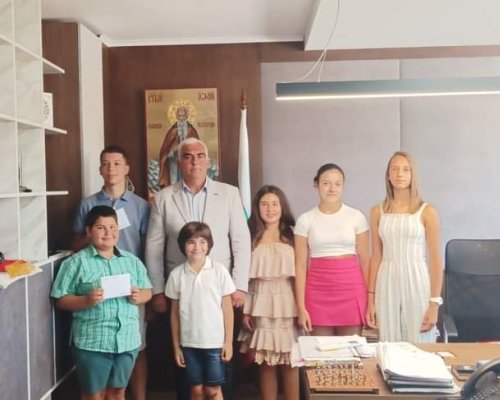 Кметът на Дупница Първан Дангов награди изявени деца