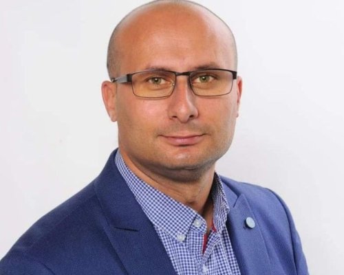НОВ СКАНДАЛ В ОбС-БЛАГОЕВГРАД! Снимка разобличи общинския съветник от БСП Веселин Христов да гласува от таблета на колегата си Н. Бошкилов