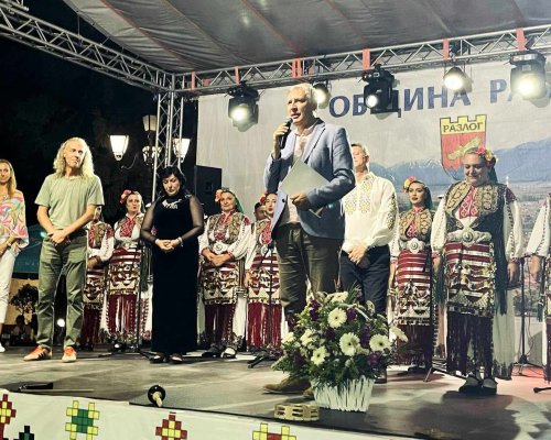 С пълен площад, Разлог посрещна една от най-красивите емблеми на българския фолклор-Ансамбъл  Пирин