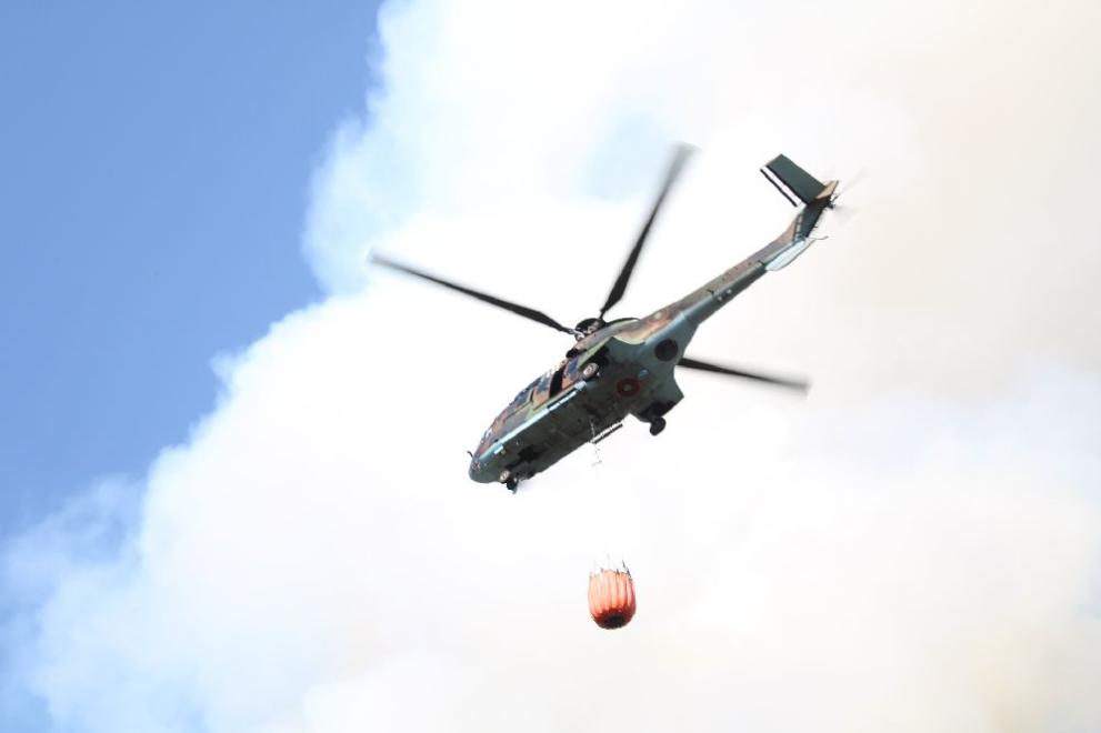 Два хеликоптера гасят пожара в Сенокос, шведските самолети се борят с огненото бедствие в Славянка