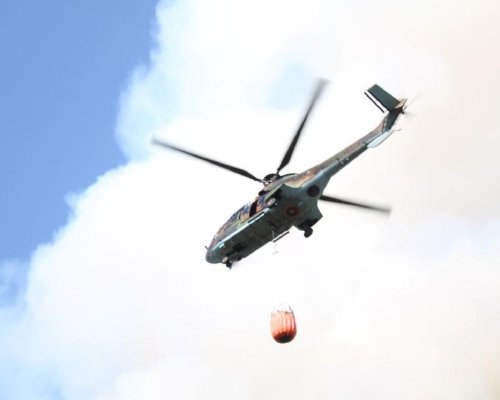 Два хеликоптера гасят пожара в Сенокос, шведските самолети се борят с огненото бедствие в Славянка