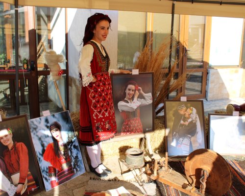 Талантлива фотографка представи своя изложба в родния си град Добринище