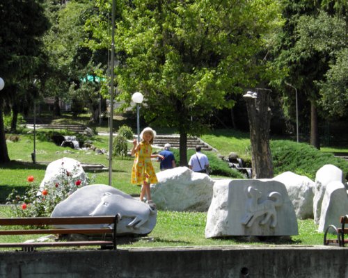 Поредна вандалска проява: Изпотрошиха пейки в парка край езерото в Разлог