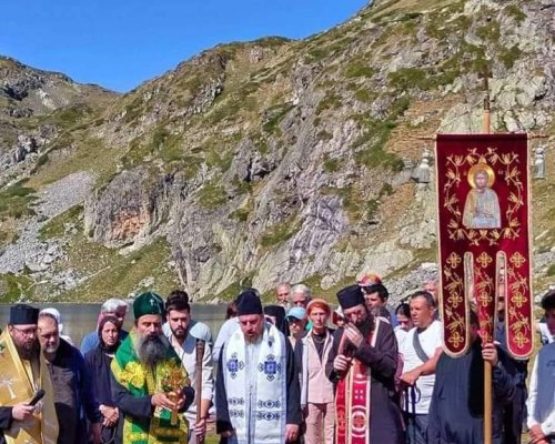 Българският патриарх Даниил отслужи водосвет на едно от Рилските езера