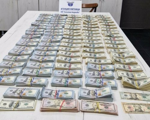 Митнически служители откриха близо 940 000 недекларирани щатски долара в автобус на ГКПП Капитан Андреево