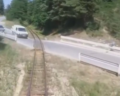 Автомобил с благоевградска регистрация игнорира сигналите на ЖП прелез, стана беля