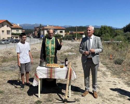Първа копка и водосвет за здраве на обществената баня в село Баня