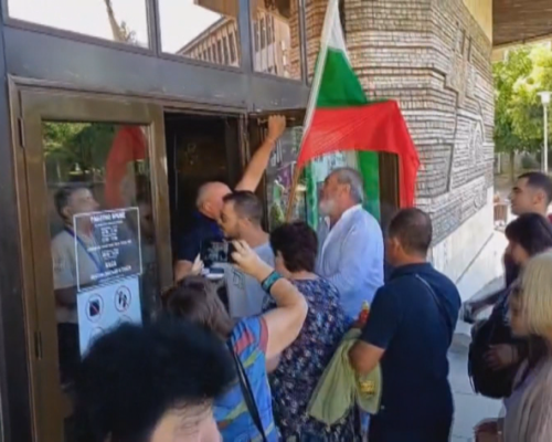 Протестиращи нахлуха в сградата на Община Дупница