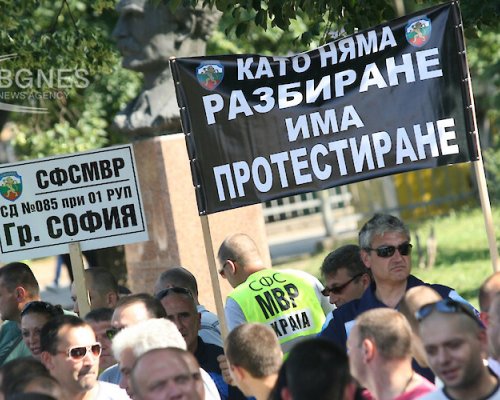 Полицаите излизат на мирен протест пред НС
