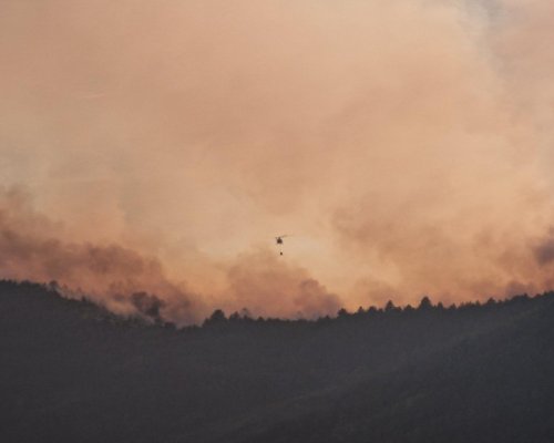 Пожарът в Северна Македония е на 3 км от границата ни