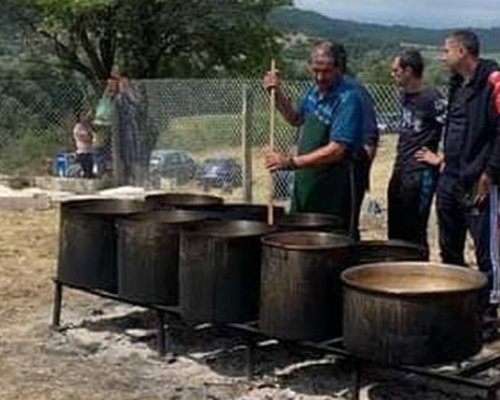 9 казана курбан за Успение Богородично в параклис край Белица
