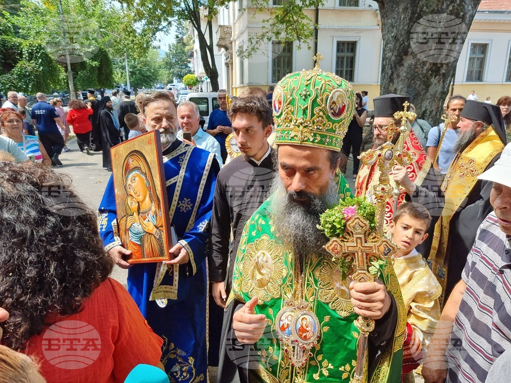 Послания за смирение, покаяние и вяра отправиха духовниците от Българската православна църква на празника Успение на Пресвета Богородица