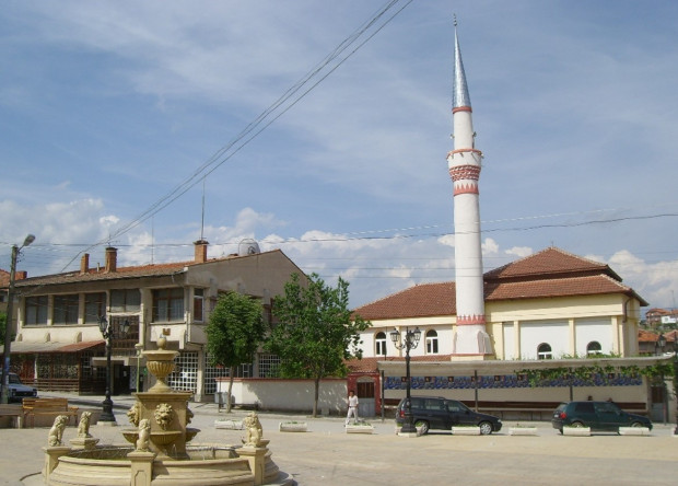 Мъж сви кутия с дарения от джамия в с. Абланица