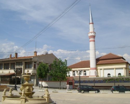 Мъж сви кутия с дарения от джамия в с. Абланица