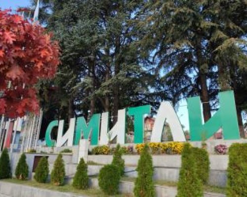 Дълги хора на банкета на кукерската група от  Дългата махала  в кв.  Ораново