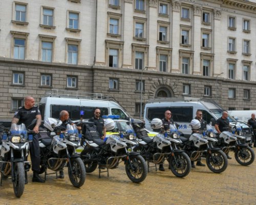 С вой на сирени в подкрепа на Калин Стоянов: Полицаи се събраха пред президентството