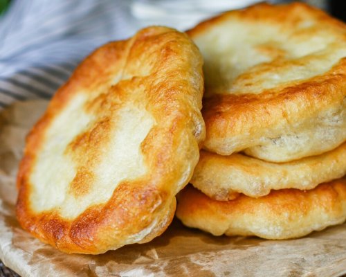Баби примамват примамват туристи по морето с мекици и пържени филийки
