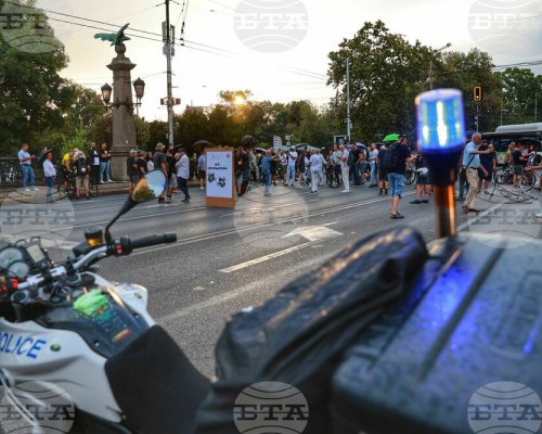 Граждани протестират пред сградата на МВР с искане за оставка на служебния вътрешен министър Калин Стоянов