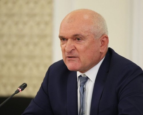 Радев връчи мандат за правителство на Главчев
