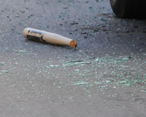 Екшън на пътя: Жена налага полицай с пръчка при проверка